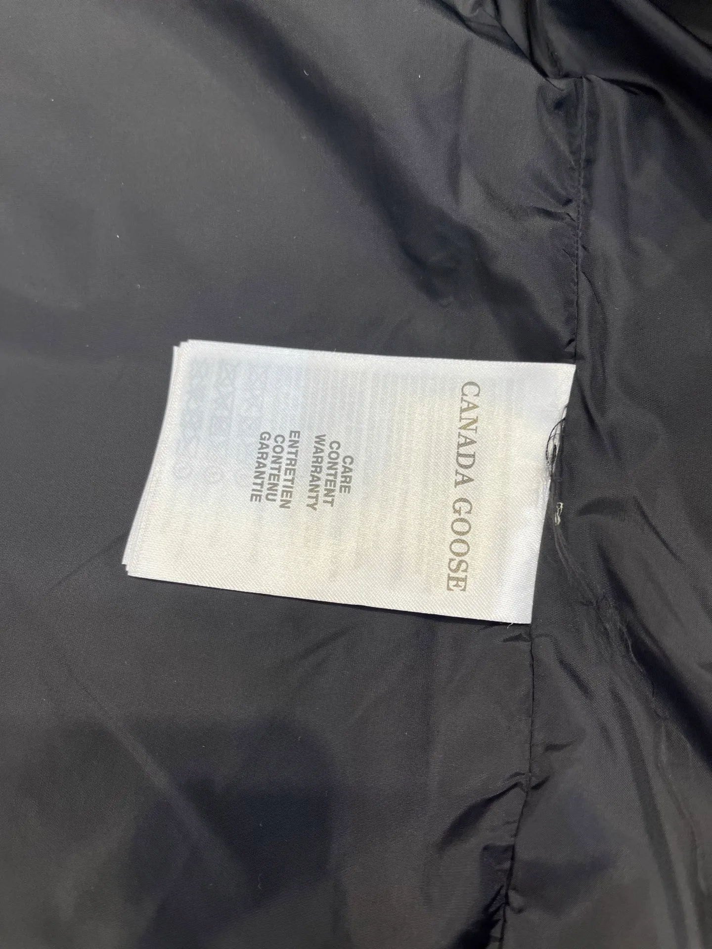P380 🇨🇦Canada Goose""🇨🇦🌟 Garson down vest has always been recognized as the warmest down jacket. Various Instagram celebrities, Internet celebrities, and celebrities often wear it for street photos. I make Canada Goose every year, but I still can't get rid of my love for it. No matter how cold the days are, there is no need to be afraid, because there is! Filled with 90% white duck down, it is the legendary warmest down jacket and is known as a must-have for Arctic outdoor sports! The most popular down jacket in the world, celebrities are rushing to buy it, it is a must-have!  Size: XS to 2XL